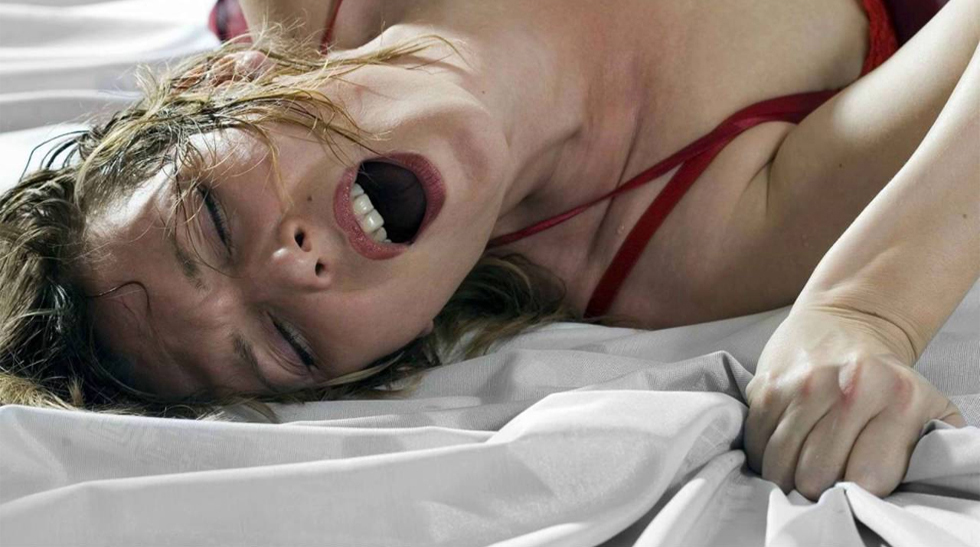 Девушка получает настоящий оргазм во время секса в отеле.